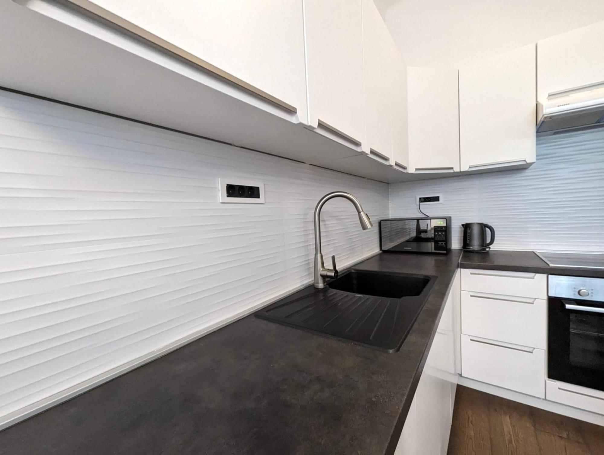 Fantabulous Downtown Abode W King Bed, 65" Tv, Washer And Tumble Dryer Загреб Екстер'єр фото