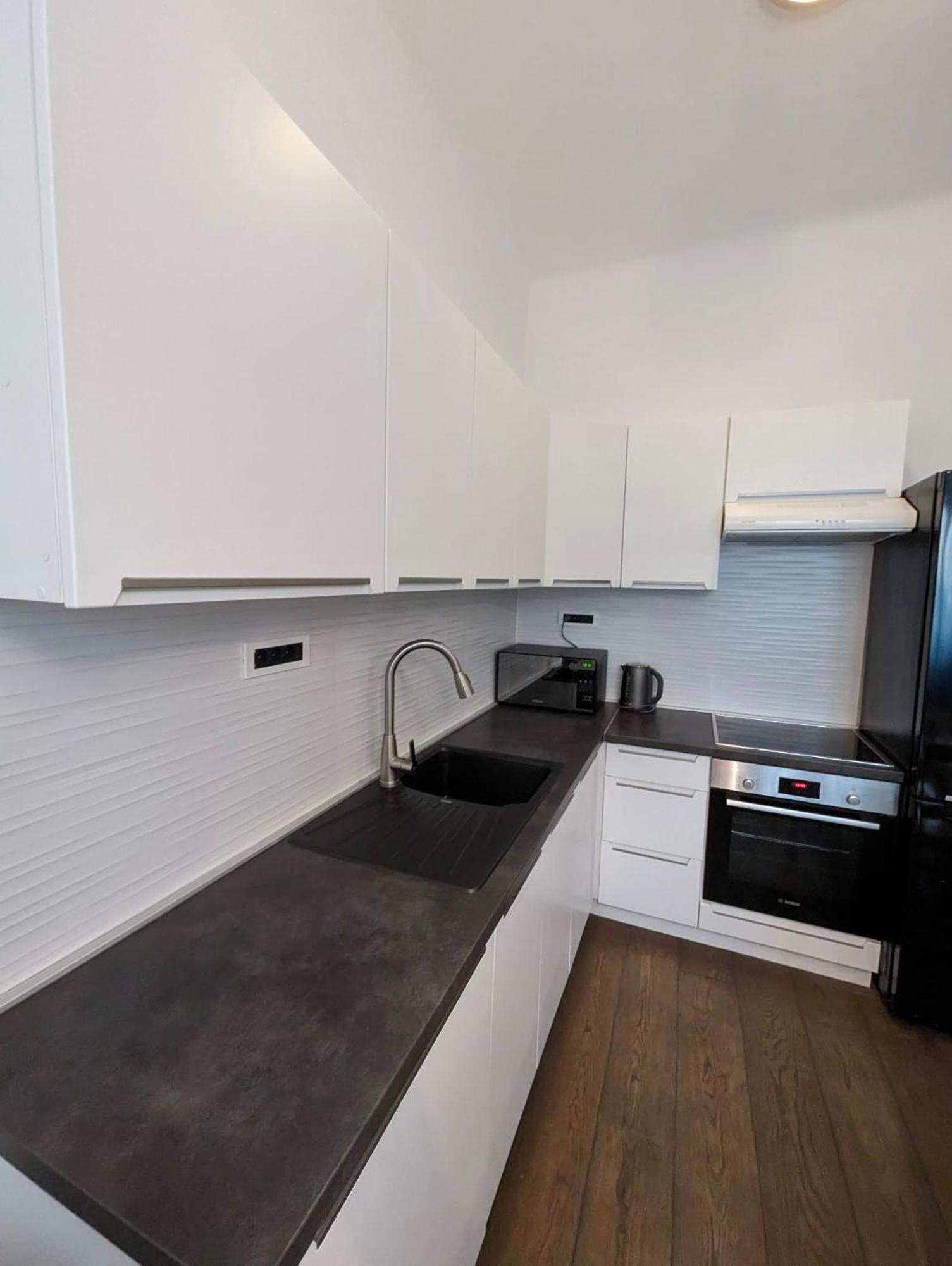 Fantabulous Downtown Abode W King Bed, 65" Tv, Washer And Tumble Dryer Загреб Екстер'єр фото