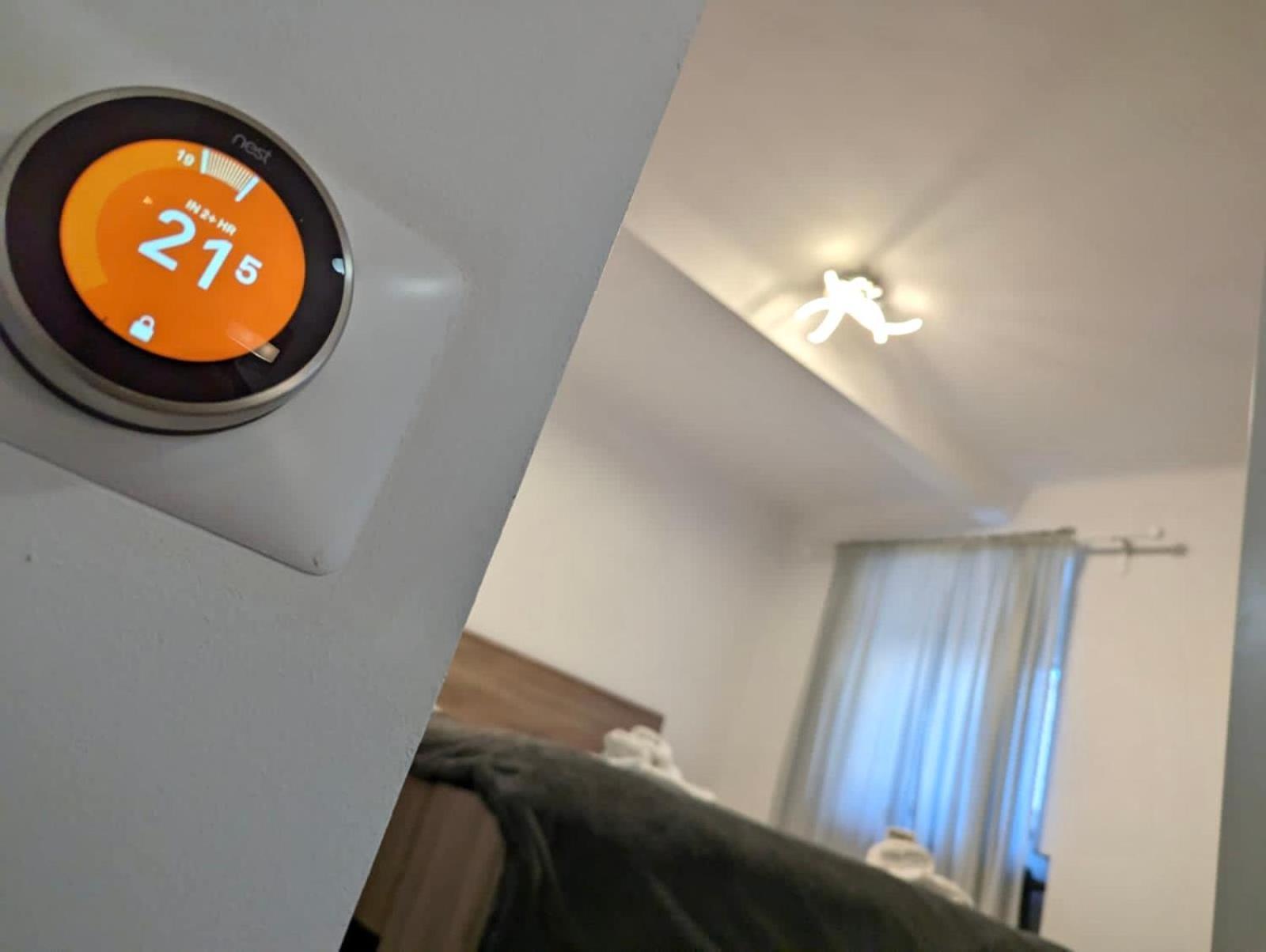 Fantabulous Downtown Abode W King Bed, 65" Tv, Washer And Tumble Dryer Загреб Екстер'єр фото